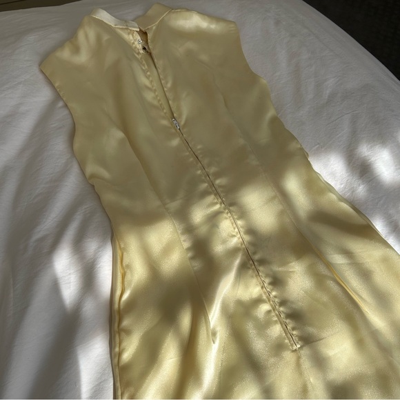 Vintage 90’s Satin Pastel Yellow Traditional Asian Dress With Sparkly Lily’s - Picture 7 of 10